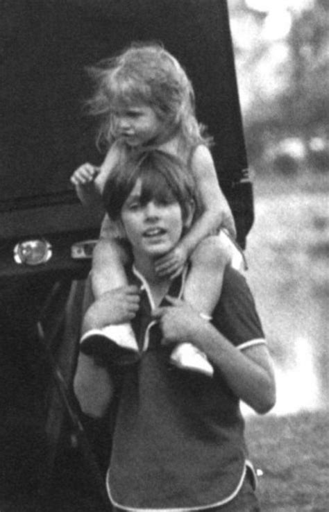 julia roberts jeune|17 Rare and Adorable Photos of Julia Roberts When She Was a Kid